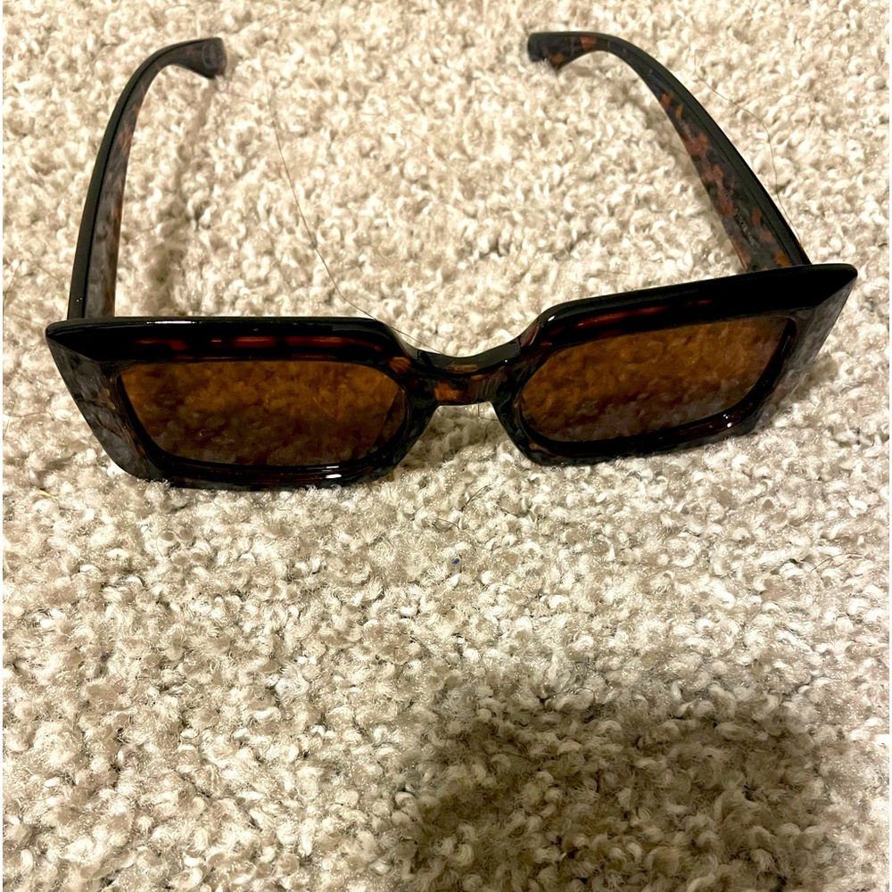 Steve Madden Square Sunglasses. Dark Brown w/print. Excellent Condition